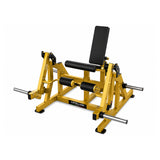 Apollon Fitness Iso-Lateral Leg Extension sprava za kvadriceps sa zlatnom konstrukcijom, crnim sedištem i nezavisnim polugama, namenjena profesionalnom treningu i razvoju mišića prednje strane butina.
