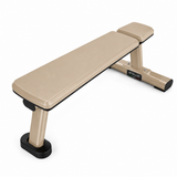 Ravna klupa za teretanu Flat Bench za vežbe sa slobodnim tegovima i trening grudi, ramena i tricepsa u profesionalnim teretanama.
